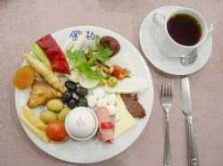 Akkoza Otel Kahvaltı Tabağı ve Çay Keyfi